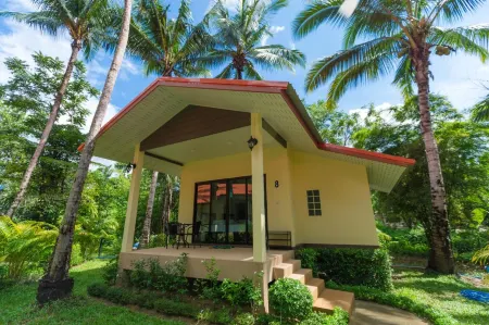 Garden Villa Khaolak Отели рядом с достопримечательностью «Pak Weep Beach»