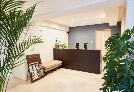 뉴노멀 호텔 인 나고의 깔끔한 로비 및 휴식 공간