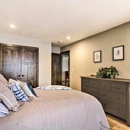 Spacious 6Br Lake Victoria Retreat w/ Private Dock