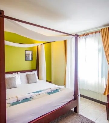 ห้องเตียงใหญ่ พร้อมวิวสวน