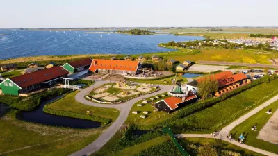 Dutchen Erfgoedpark de Hoop Glamping Отели рядом со станцией Uitgeest