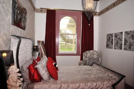 Must Love Dogs B&B & Self Contained Cottage