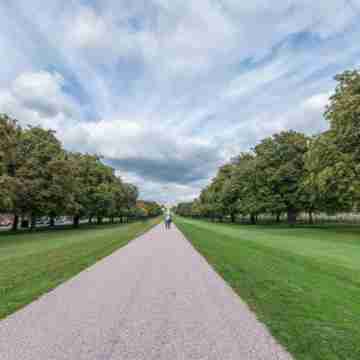 Central Windsor Apartment Facing the Castle Others