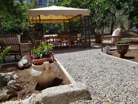 Dimora d'Amato Отели рядом с достопримечательностью «Parrocchia Santa Maria di Monteverde»