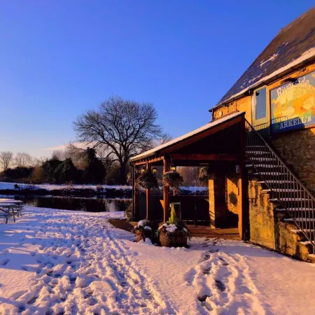 The Riverside Отели в г. Alvescot