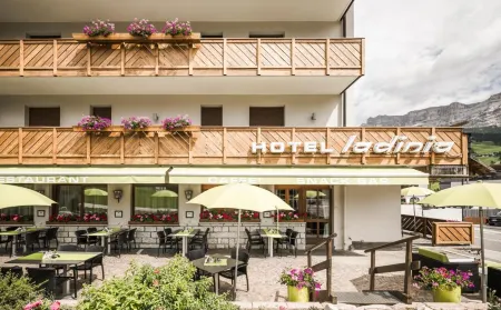 Hotel Ladinia Отели рядом с достопримечательностью «Ski School Dolomites»
