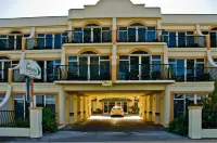 Beachfront Motel Hotels in 