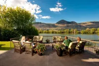 Riverland Inn & Suites
