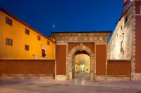 Hotel Real Colegiata San Isidoro Отели в г. Леон