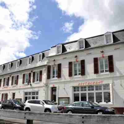 Logis Hôtel le Port et Restaurant les Bains Hotel Exterior