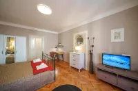 Old Town - 3 Bedroom 3 Bathroom & Kitchen Apartment Templova - 停車場