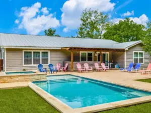 Private Pool & Hot Tub! Charming Hill Country Home Minutes to Wineries/Shops!