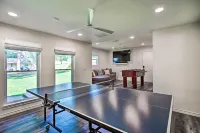 Remodeled Cedar Creek Lake Retreat w/ Fire Pit! - Parkplatz
