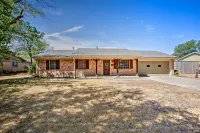 Home in Historic Waxahachie w/ Yard & Patio! - 3 étoiles