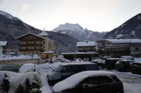 Hotel & Suites Glück Auf - parking