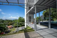 El Faro Containers Beach Hotel Hotels in Quepos