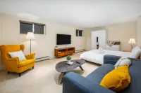 Tranquil Garden Level Retreat near UBC & Airport - Pensions