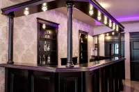 Extravagance Hotel - parking
