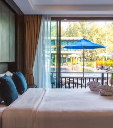 ห้องดีลักซ์ พร้อมทางลงสระว่ายน้ำ