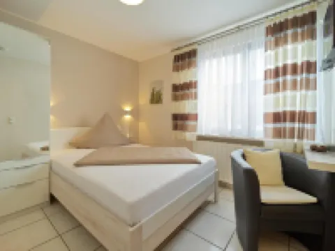 Gästehaus Alexanderhof Hoteles en Leiwen