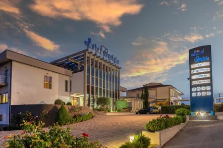 Hotel Insteia Отели в г. Атена-Лукана