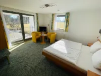 Landhotel Karin Отели рядом с достопримечательностью «Kaufhaus Peters GmbH & Co. KG»