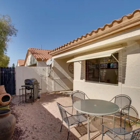 7 Mi to Mill Ave BBQ-Ready Mesa Townhouse