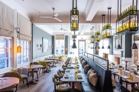 The Swan Hotel Отели рядом с достопримечательностью «Hoist Covert»