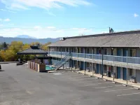 波因特湖旅館 萊克縣酒店