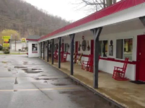 A Holiday Motel - Maggie Valley