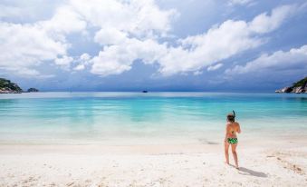 Beach Club by Haadtien