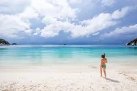 Beach Club by Haadtien