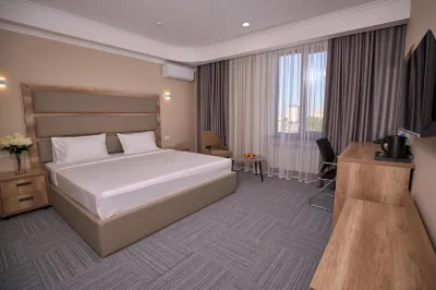 Crown Hotel Отели рядом с достопримечательностью «Парк Берёзовая роща»