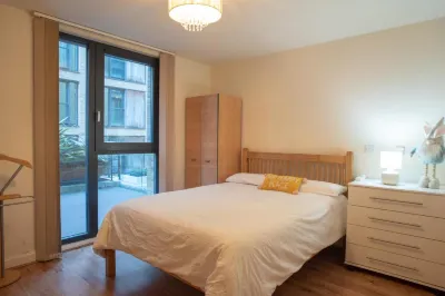 Spacious One-bed flat with workspace +Free Parking Hotels in 