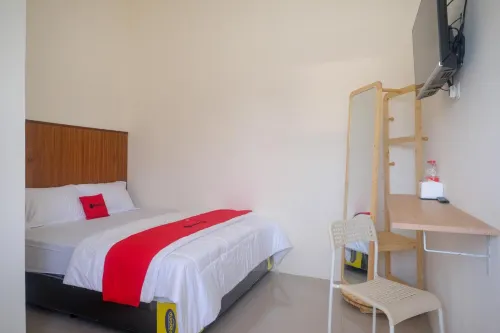 RedDoorz near Laweyan Gentan Hotels in Gatak