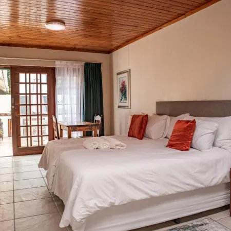 Dolliwarie Guesthouse Отели рядом с достопримечательностью «Торговый центр N1 City»