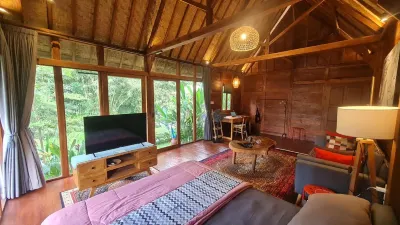 Rumah Kayu Mataraja Villa Hotels near Bayan Ancient Tree