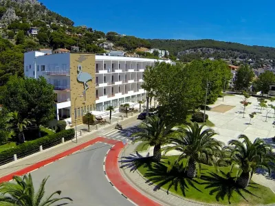 Checkin Flamingo Hotels near Càmping Estartit