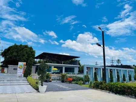 The Chev Hotel Отели рядом с достопримечательностью «Phra Prang Sam Yot»