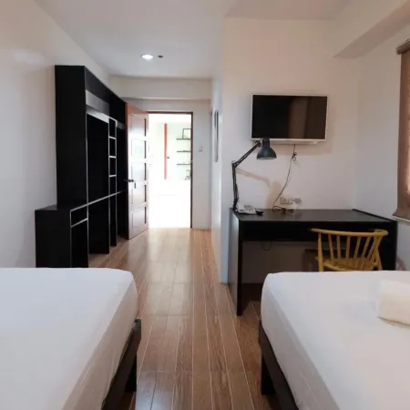 Beds & Friends Hostel Mactan with Pool and Bar