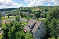 5 Bedrooms, Mountain Views, Steps from Blue Mountain Village, Hot Tub, BBQ Hôtels à : The Blue Mountains