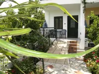Kastro Studios Apartments Hotel dekat Myrtos Beach