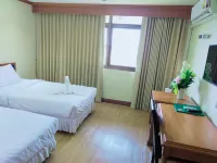 โรงแรมภูพานเพลซ โรงแรมใกล้วัดกุดไผท