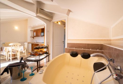 를레 일 카살레의 아늑한 아파트형 객실 내부와 주방