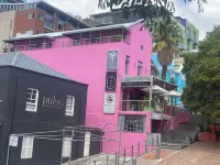 Man and Tree House Hotel a 