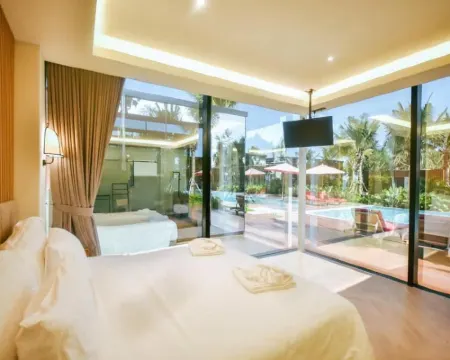 Mirror Mirror Hotel Cafe & Restaurant โรงแรมในอำเภอ แกลง