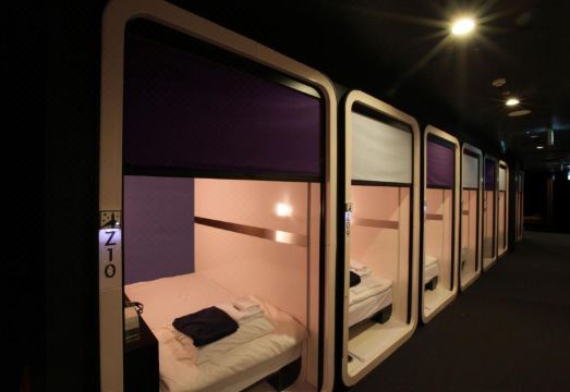 퍼스트 캐빈 하카타의 깨끗하고 넓은 캡슐 객실