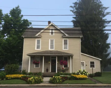 Modern Homestead Guest House Hotels in Preston County