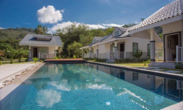 Suksompong Resort - Housity