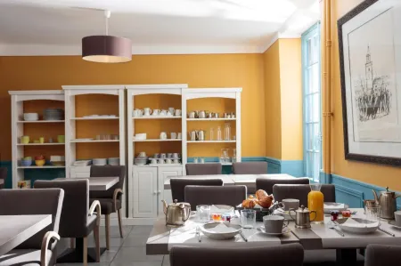 Hôtel de l'Amphithéâtre Отели в г. Ним